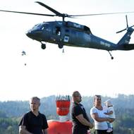 Při hašení požáru zasahovaly i vrtulníky