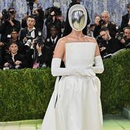 Zpěvačka Katy Perry přišla se stříbrnou maskou na tváři.