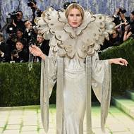 Dramaticky pojala svůj dress code také herečka Dree Hemingwayová.