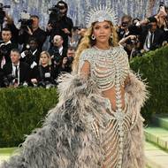 Ve stříbrné róbě ve stylu kostry zářila zpěvačka Beyoncé.