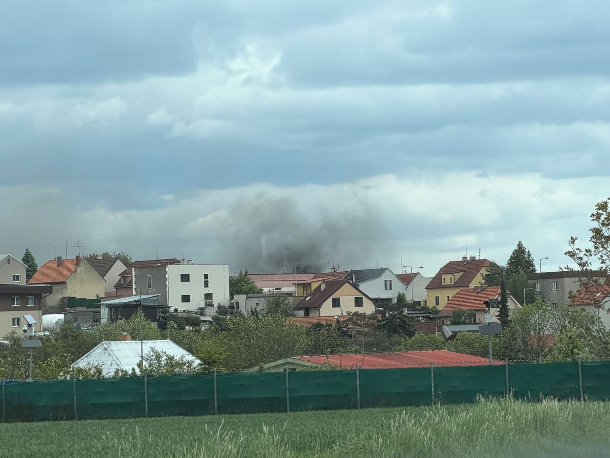 Požár poničil rodinný dům v Praze