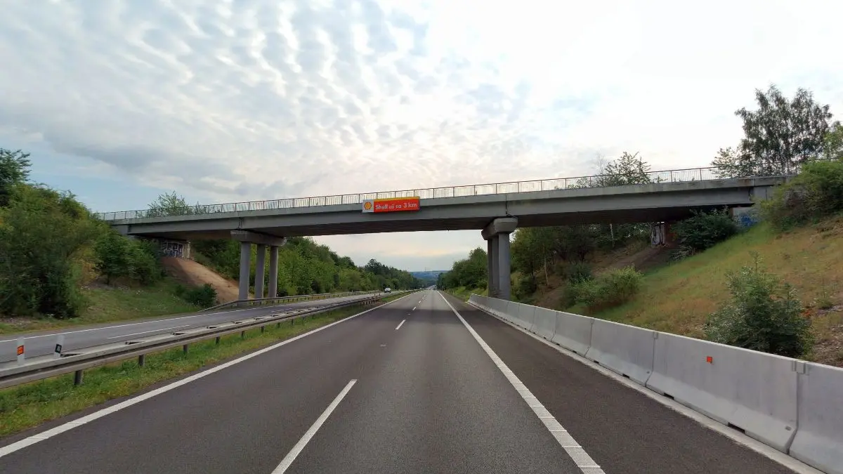 Silničáři dvakrát zavřou dálnici mezi Prahou a Karlovými Vary a zvednou most