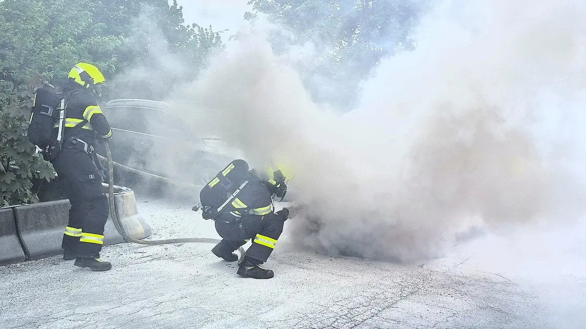 Hořící auto ve Zlíně zablokovalo frekventovanou silnici poblíž nemocnice