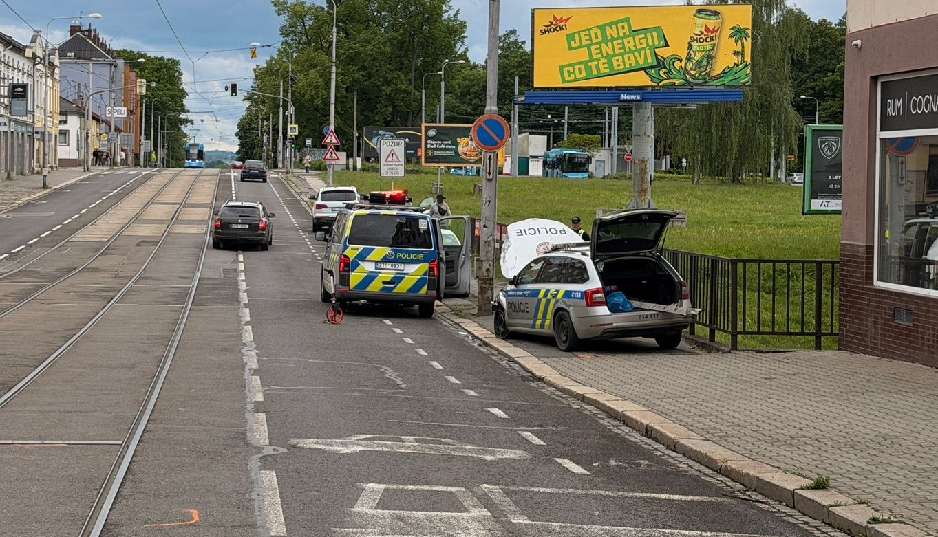 Policisté v Ostravě cestou k případu bourali, tři zranění