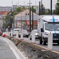 Část ulice je uzavřena a svedena do jednoho pruhu v obou směrech. 