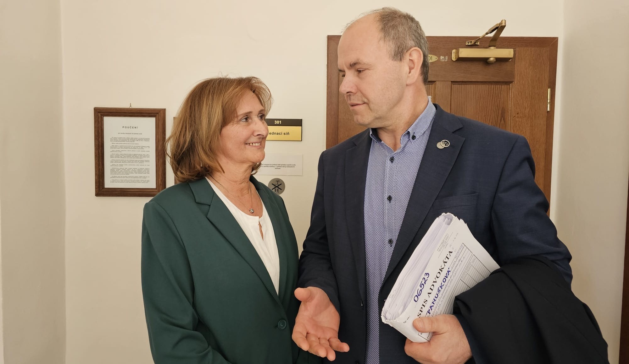 Měli připravit umírajícího muže z jihu Čech o majetek. Soud nyní znalce a advokátku definitivně očistil