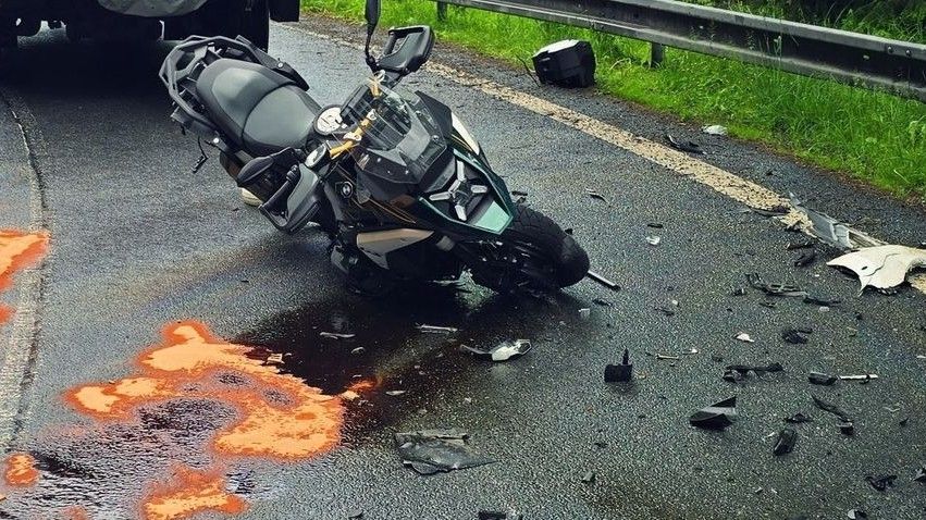 Motorkář zemřel u Hulína poté, co sjel z dálnice a vyjel mimo vozovku