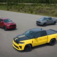 Ram 1500 Rumble Bee SRT společně s verzemi 392 a 5,7 Hemi.