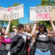 Na Střeleckém ostrově se v poledne sešli radikální antifašisté, aby vyrazili na protestní průvod.