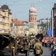 Kolem trasy na Klatovské ulici se vždy shromáždí mnoho diváků s americkými a českými vlajkami.