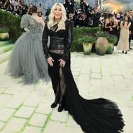 Zpěvačka Cher v černém modelu s korzetem 