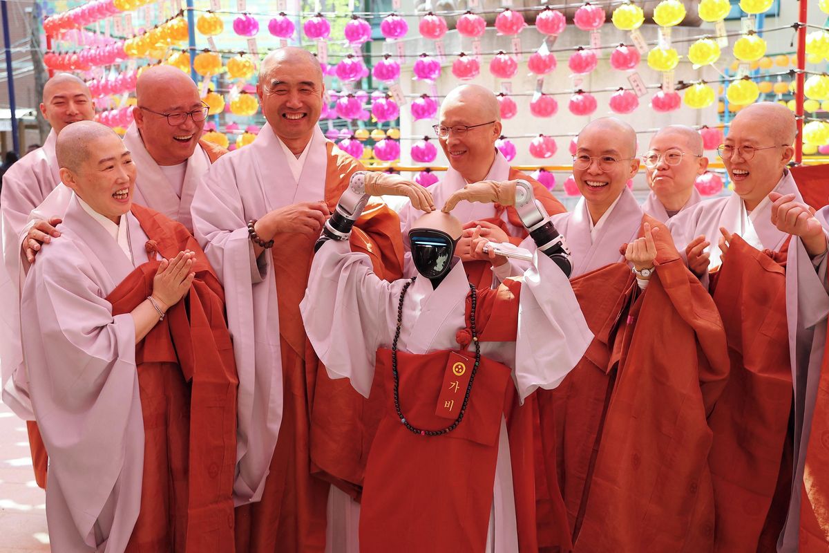 Z vtipu realita. První humanoidní robot se stal buddhistickým mnichem