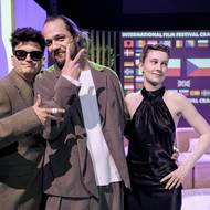 Skupině vyvolených z oblasti kultury a humanitních věd obou zemí byl totiž přidělen šílený úkol: vymyslet narativ, který přesvědčí dvě naprosto odlišné mentality, aby bojovaly bok po boku jako jeden národ – a vyhlásily společný stát, jelikož jim už nic jiného nezbylo. Na fotce Šimon Krupa (Honza Kovács), Antoni Milancej (Tomek Wielicki), Kateřina Měchurová (Robot Komenský 2.0)