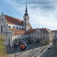 Singulóna u obří jezdecké sochy moravského markraběte a římského krále Jošta Lucemburského.