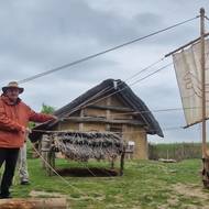 Experimentální archeologové demonstrují práci s plachtou, kterou už při plavbě využili. Nebyla ale ještě zhotovená původními technologiemi.