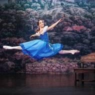 Ksenia Ovsyanicková při jednom ze svých brilantně provedených skoků se vznáší nad jevištěm jako zamilovaná a šťastná Giselle.