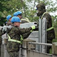 Mobilní hrazení stavěli třeba příslušníci aktivních záloh Armády ČR.
