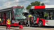 Čelní střet autobusu s tramvají v Praze: 15 zraněných, vyhlášen traumaplán