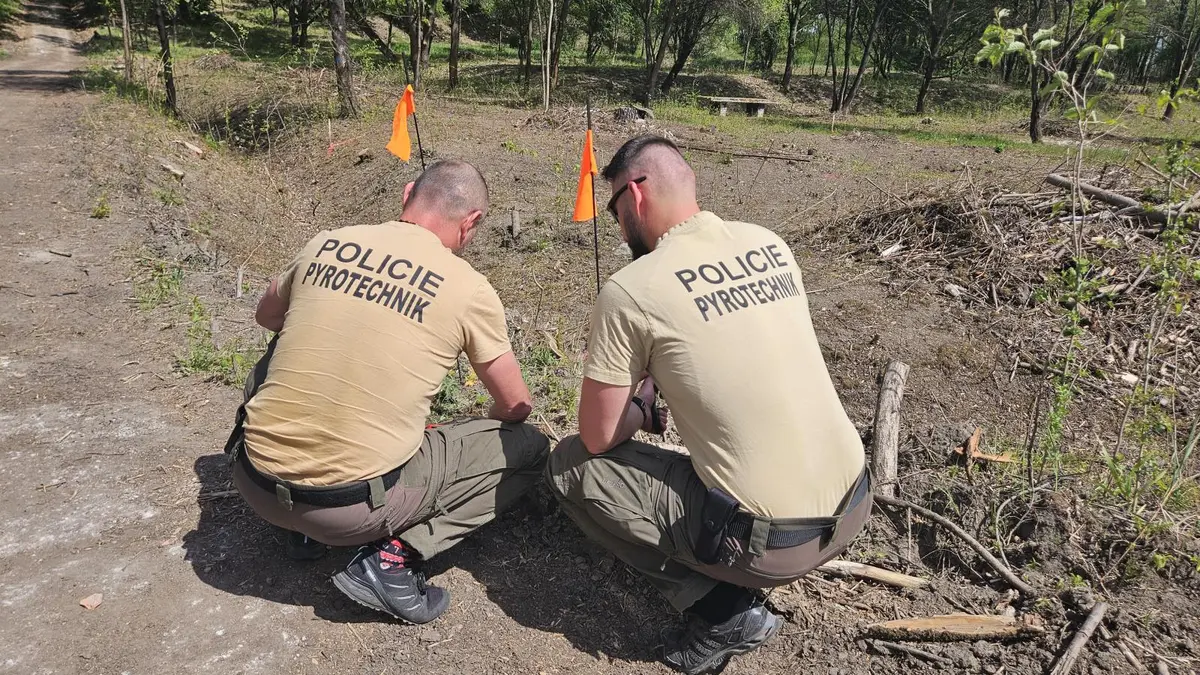 V pardubickém bývalém vojenském areálu, kam lidé i přes zákaz chodí na procházky, našli minu