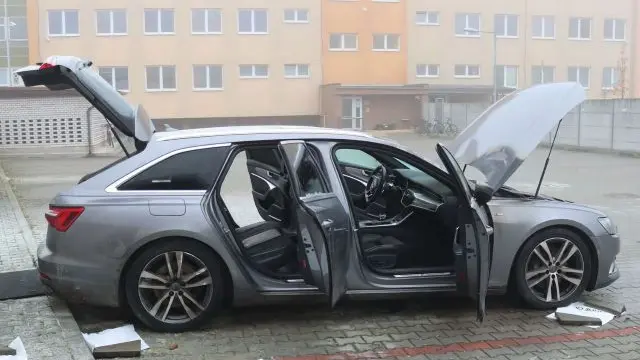 Muž z Prostějova zapálil auto na policejním parkovišti, chtěl zahladit stopy