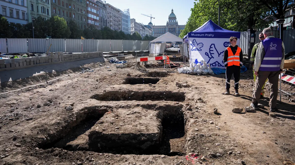 FOTO: Pod Václavákem našli granát i stopy středověkého psa