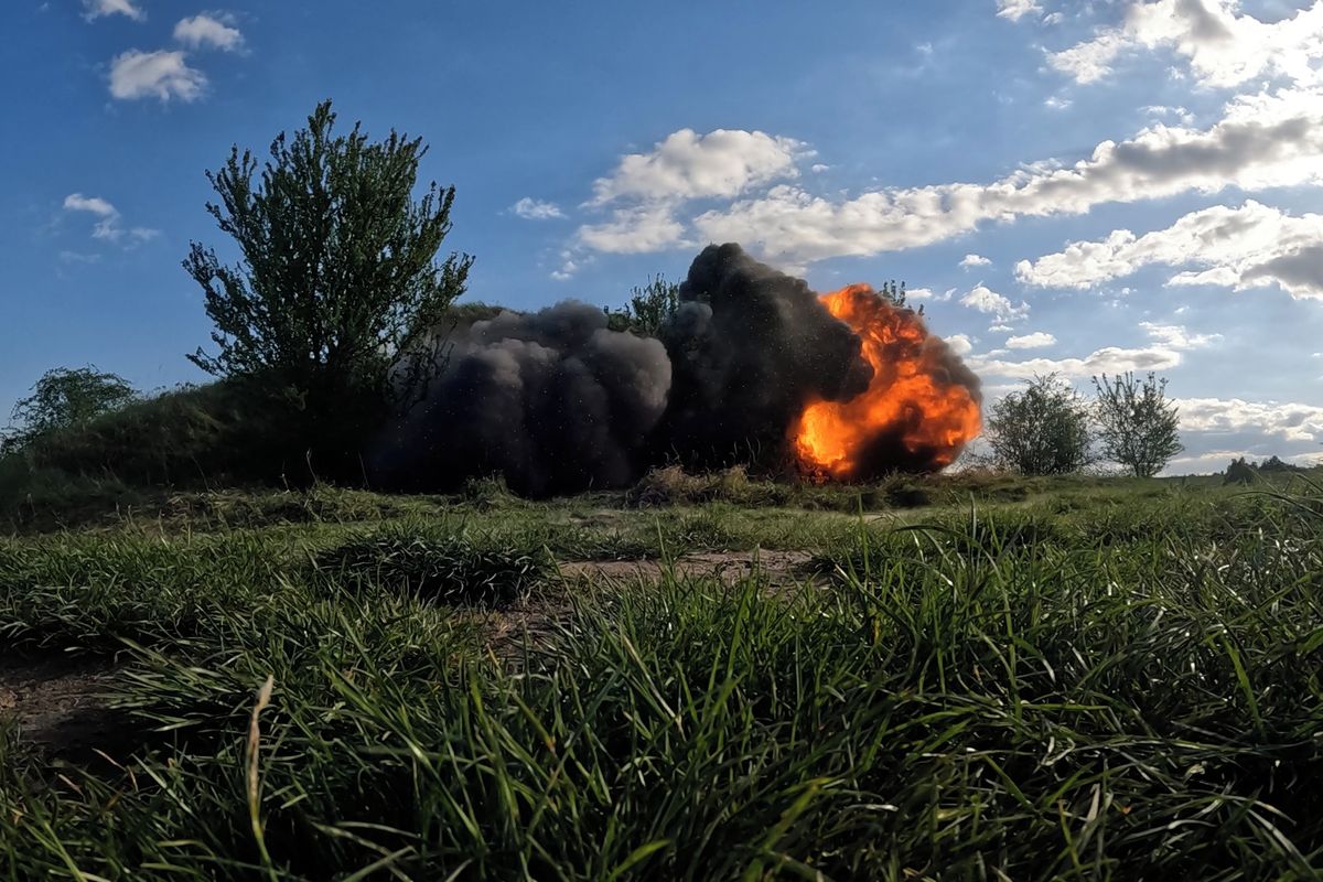 Pyrotechnici museli rozebrat sovětskou minu přímo v Nuslích. Letos měli už přes 900 výjezdů