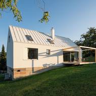 Architekt pro svůj dům zvolil tradiční tvar venkovských stavení, který pak pouze modernizoval.