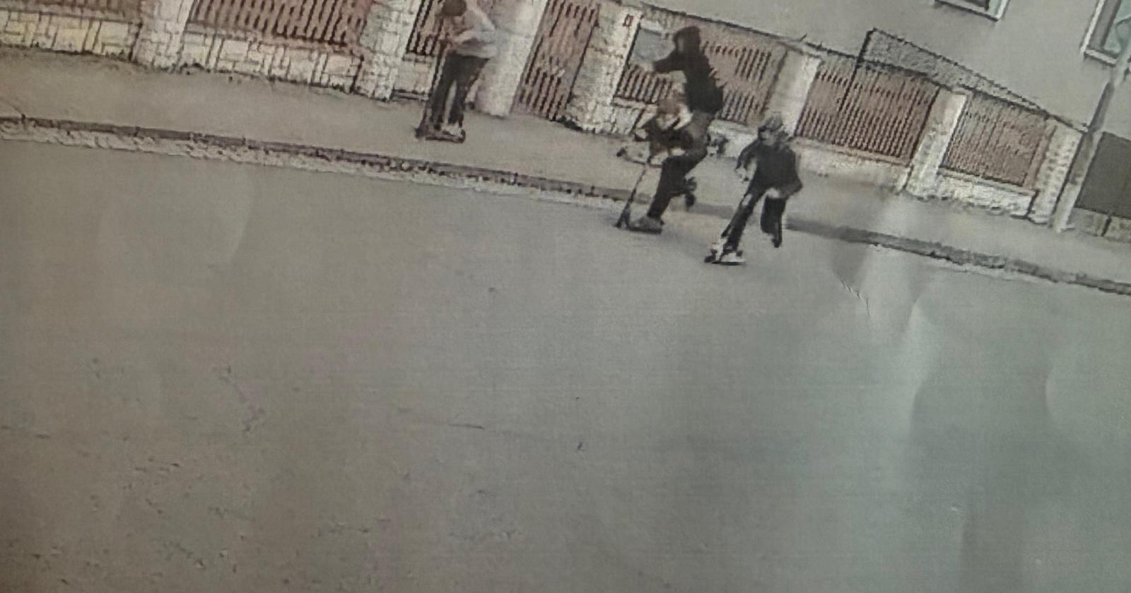 Dlažební kostky na železnici u Pardubic. Policie hledá skupinku dětí