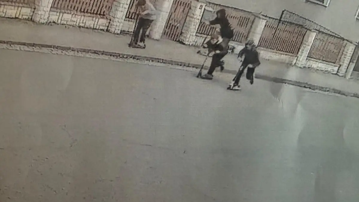 Dlažební kostky na železnici u Pardubic. Policie hledá skupinku dětí