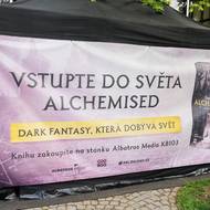 Některé knihy měly přesah, třeba hit Alchemised, který napsalo autorstvo SenLinYu a je bestsellerem v celém světě. Česky vyšel titul na jaře, v Albatrosu.