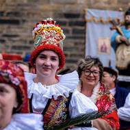 Krojovaný průvod na cestě k Vltavě.