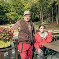 V tamní filmové hospodě ho navíc jako servírka doplňuje jeho dcera Anna Čtvrtníčková.