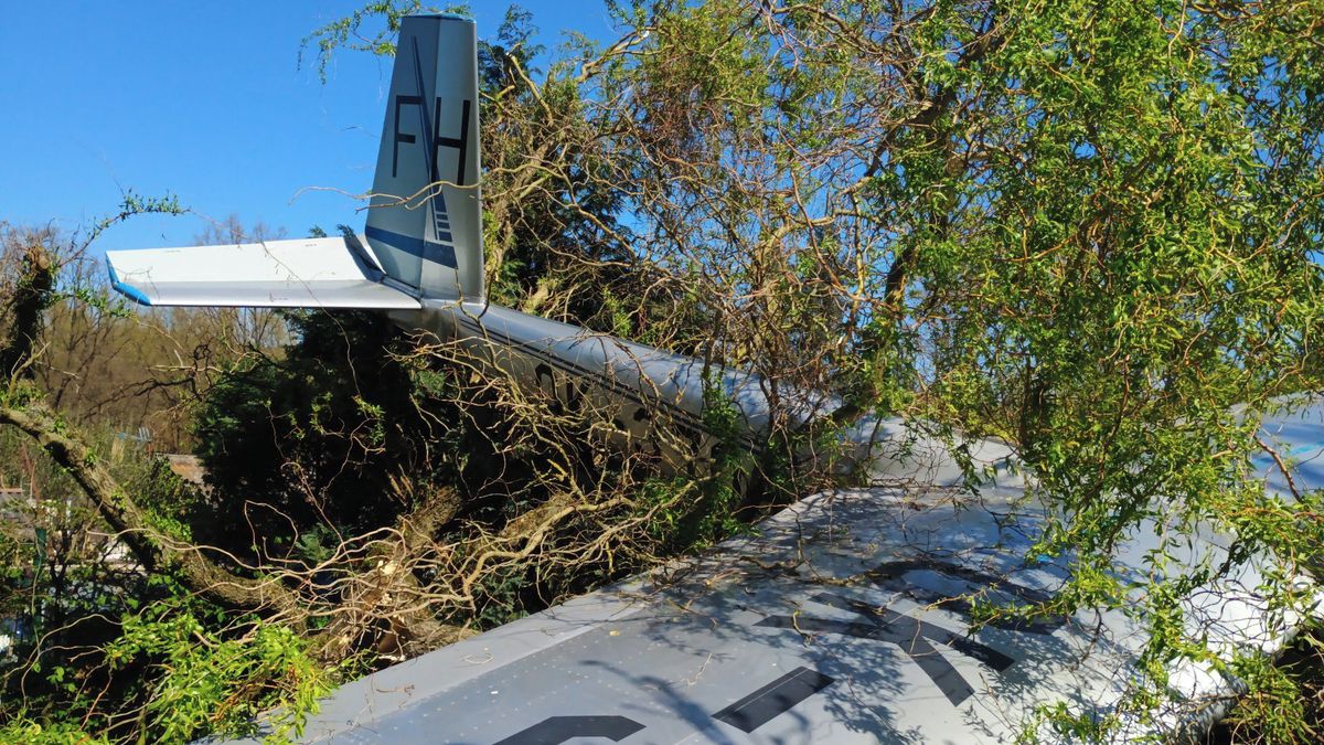 V Havlíčkově Brodě havaroval na ulici větroň. Pilot se zranil