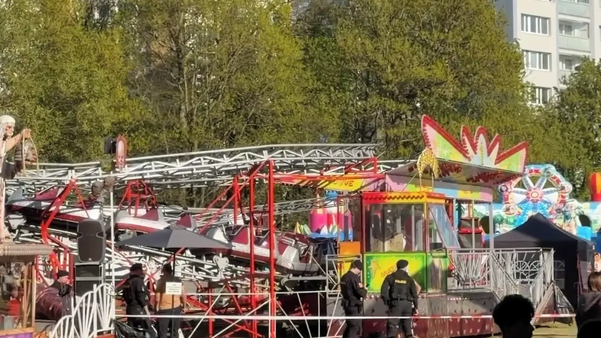 Na horské dráze v Hradci Králové se srazily vozíky, osm dětí se zranilo