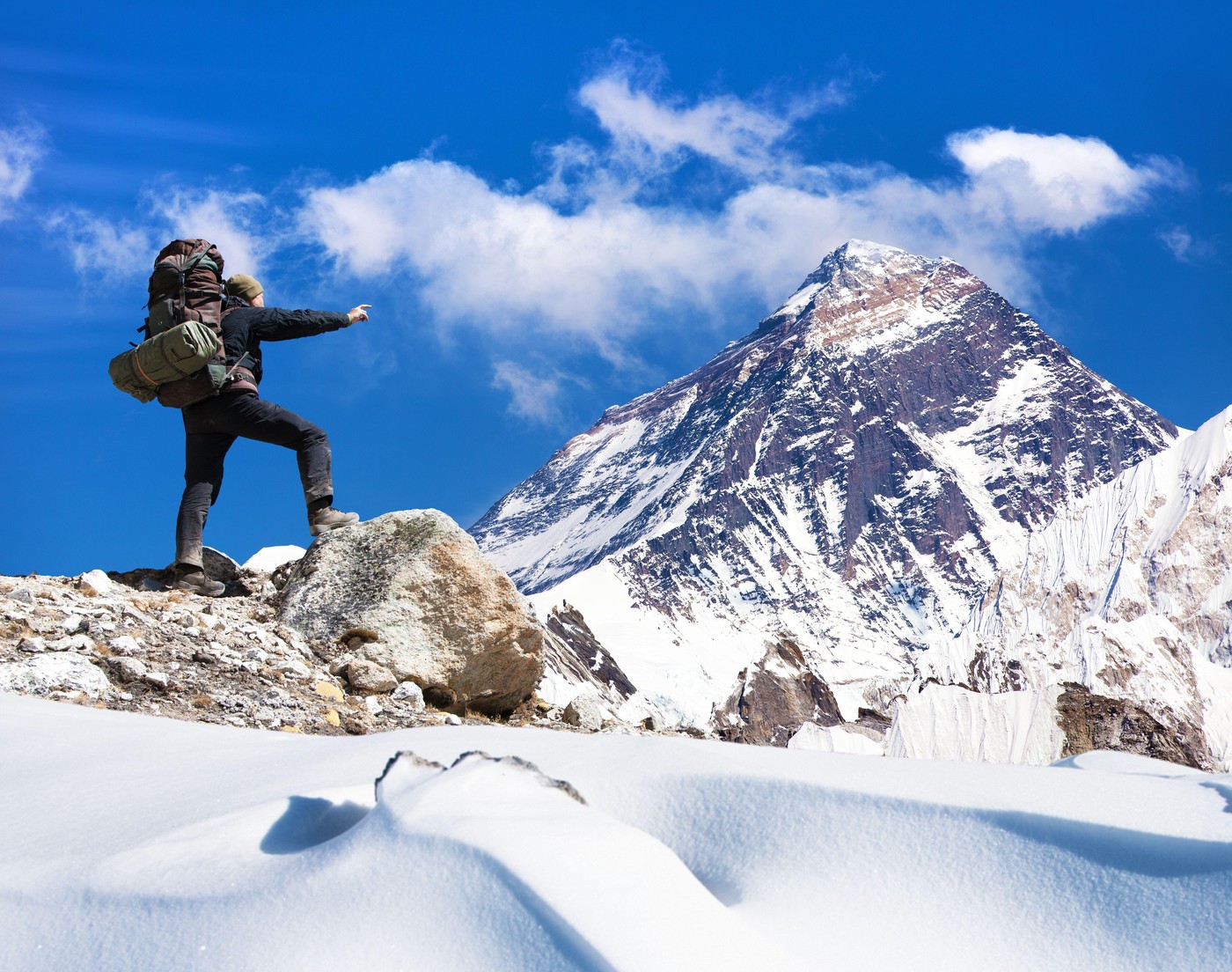 Obří kus ledu ani vysoké ceny je neodradily. Na Everest míří v hlavní sezoně stovky horolezců
