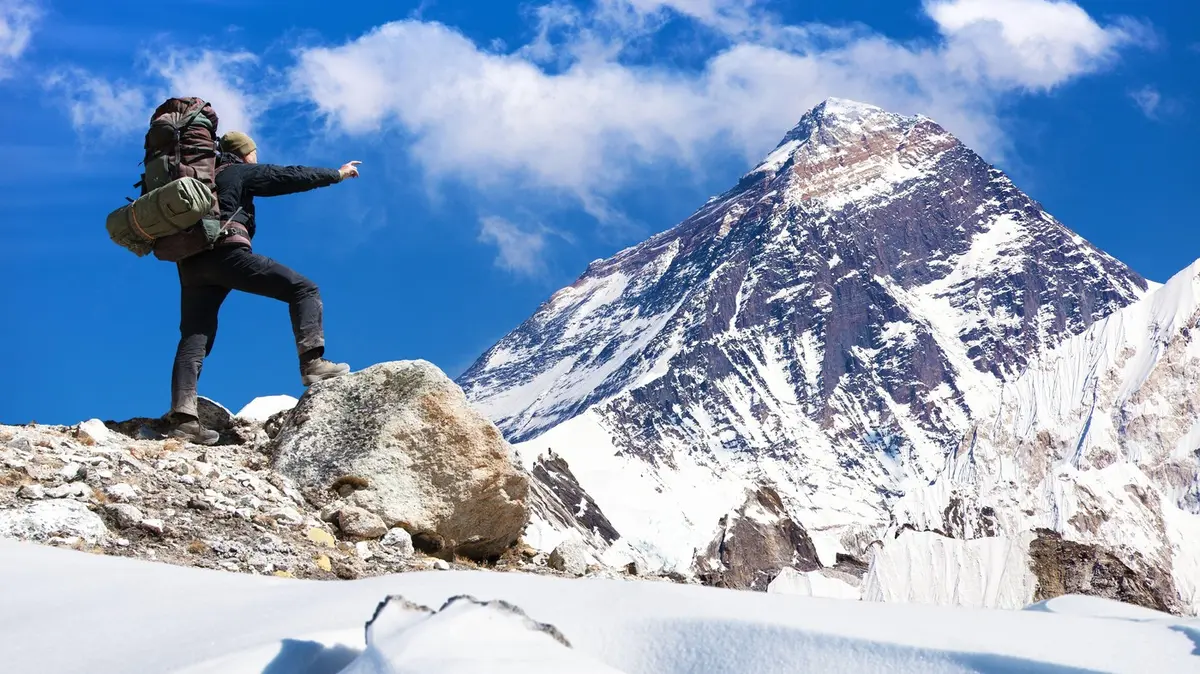 Obří kus ledu ani vysoké ceny je neodradily. Na Everest míří v hlavní sezoně stovky horolezců