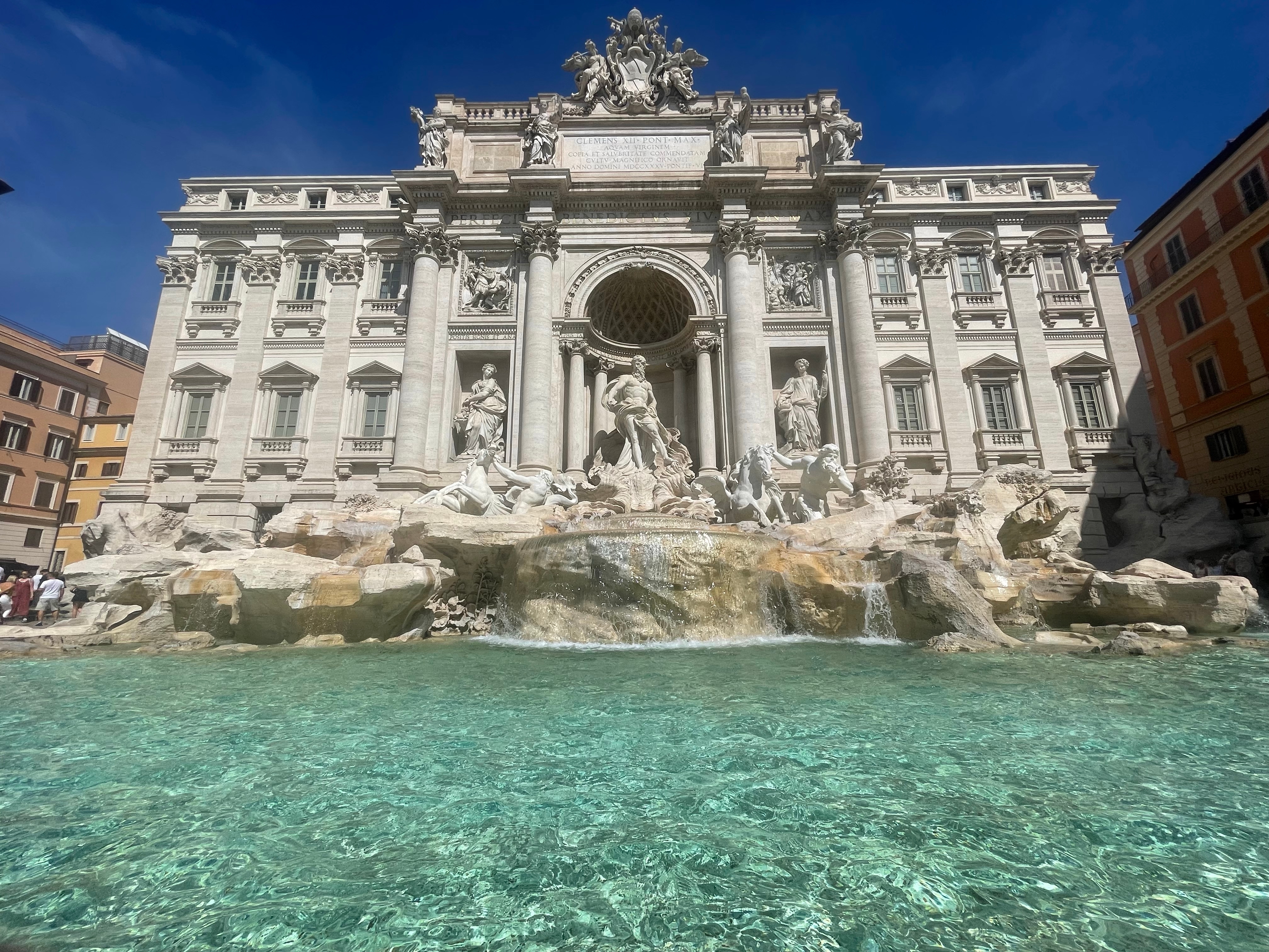 Khách du lịch nhảy xuống Fontana di Trevi