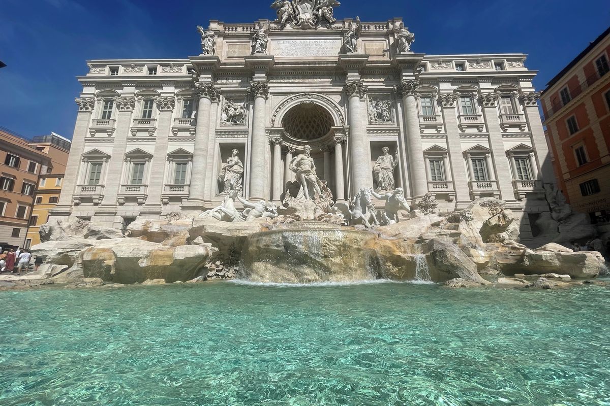 Turista skočil šipku do slavné fontány di Trevi. Dostal doživotní zákaz návštěvy památky