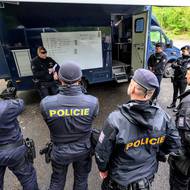 Policisté si rozdělují úkoly a trasy, na které budou dohlížet.