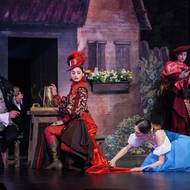 Knížecí družina s Giselle (uprostřed) v překrásných kostýmech Ľudmily Városové