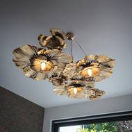 Dominantním prvkem obývacího prostoru je designové osvětlení, jehož instalaci si majitelé stejně jako ostatní interiérové prvky realizovali svépomocí.