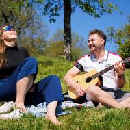 Do Petřínských sadů lidi přilákalo krásné slunečné počasí. Tato dvojice si čas zpříjemnila hraním na kytaru.