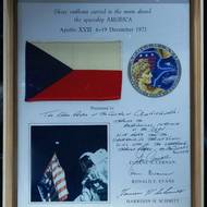 Na Měsíci měl Cernan s sebou československou vlajku.