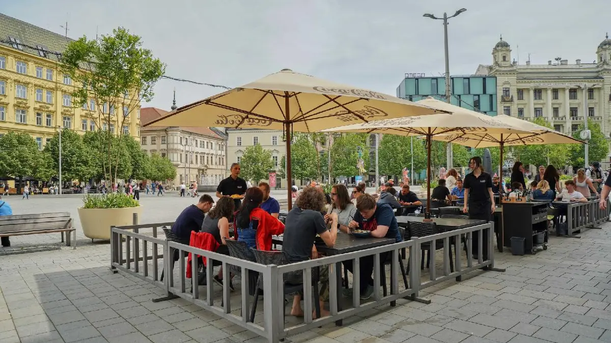 Brno se zaplnilo restauračními zahrádkami. Kdo v jejich okolí uklízí, platí míň