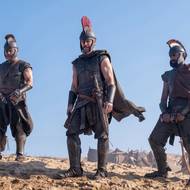 Odyssea, Matt Damon (uprostřed) a Himesh Patel (vpravo)