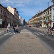Vozovka se zúží na šest metrů, středové ostrůvky čeká likvidace
