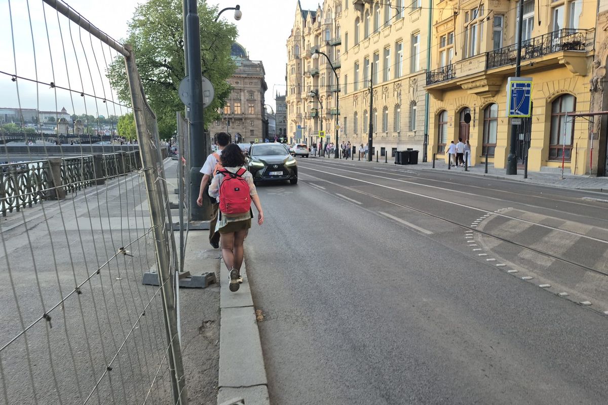 Lidé riskují zdraví u staveniště na pražském Masarykově nábřeží