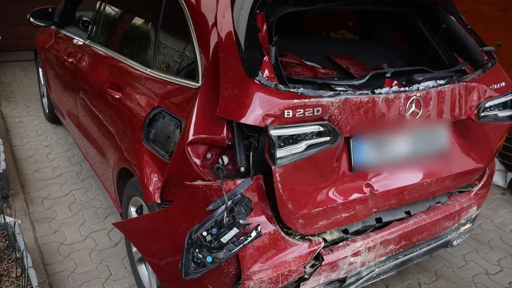 Opilý osmdesátiletý řidič mercedesu v Jeseníku při couvání vyvrátil zeď garáže