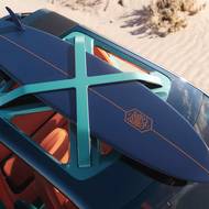 Střecha je částečně otevřená a dostala i unikátní držák na surf.