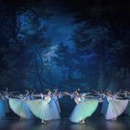 Noční sborová scéna víl v inscenaci Giselle